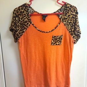 Leopard accent tee